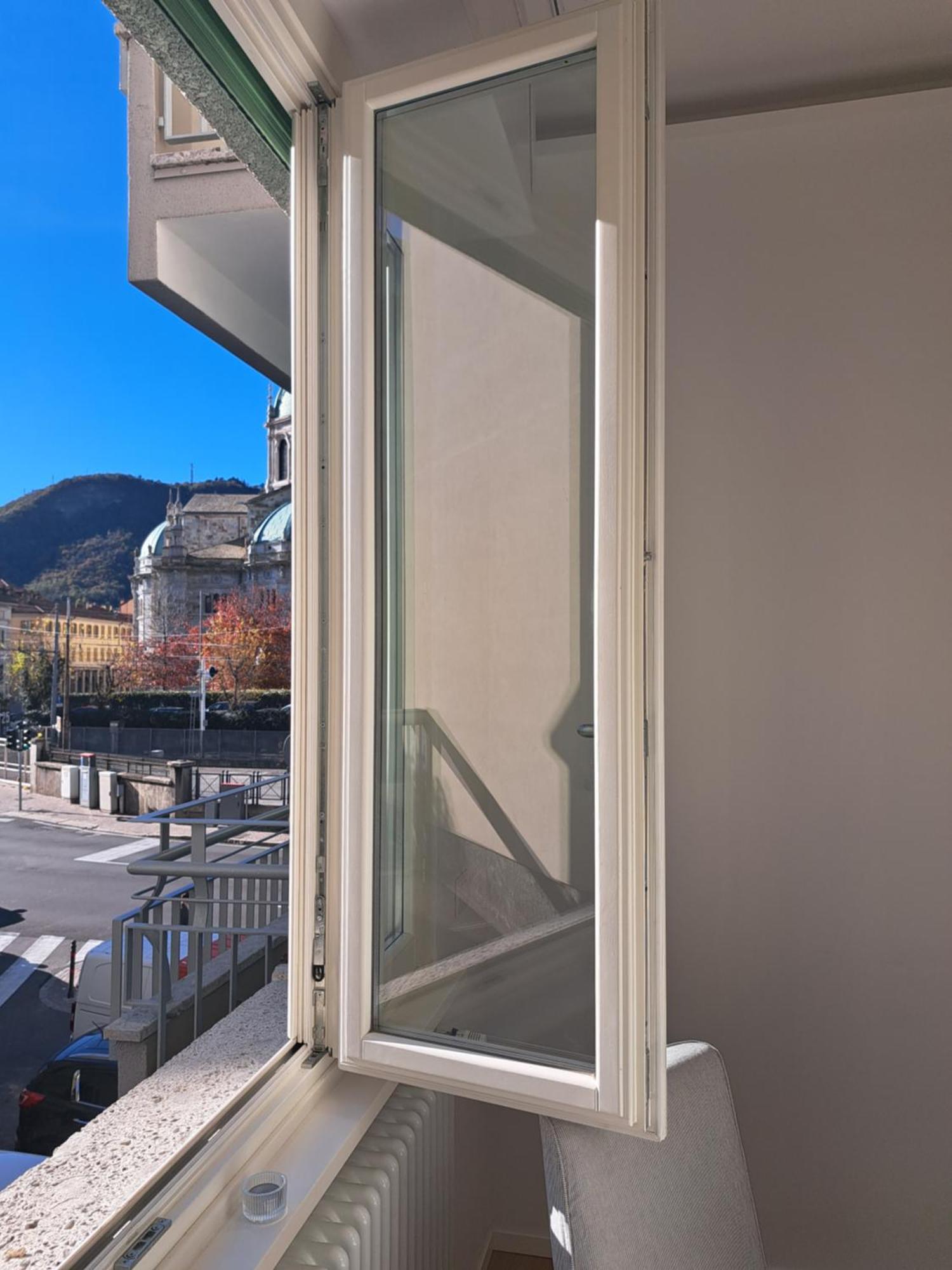 The Window On The Theatre And The Cathedral - Luxury Apartment Комо Экстерьер фото