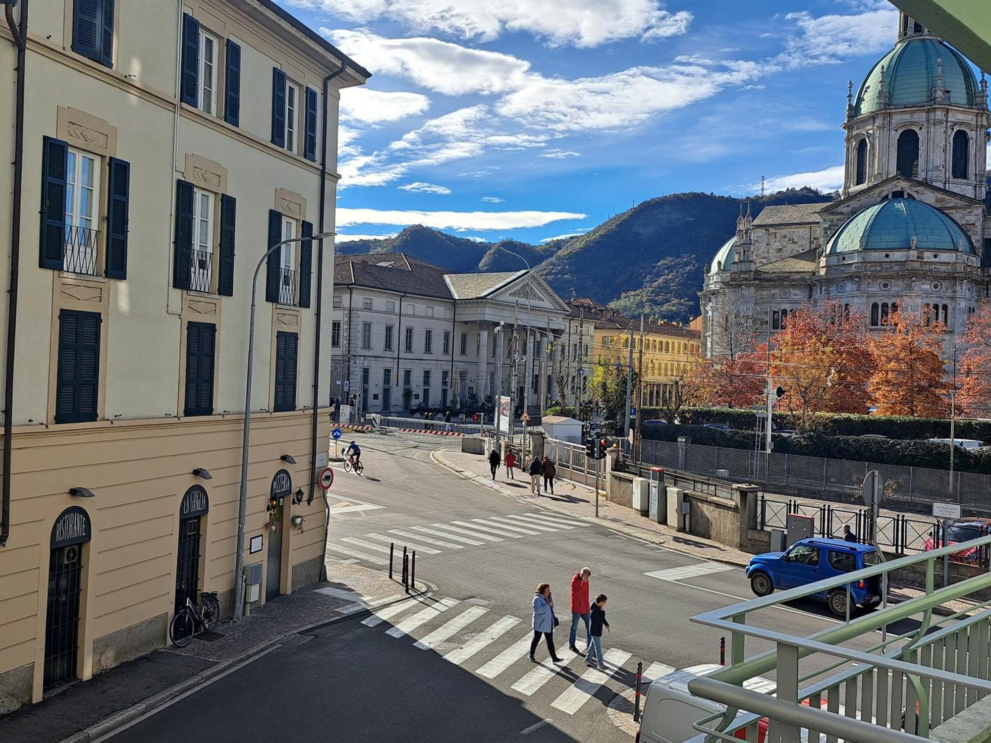The Window On The Theatre And The Cathedral - Luxury Apartment Комо Экстерьер фото